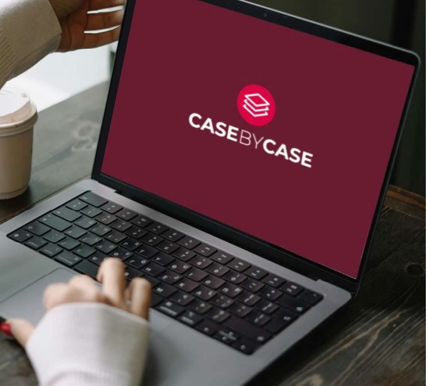 Bærbar computer med Case By Case-logoet på skærmen under migreringsarbejdet